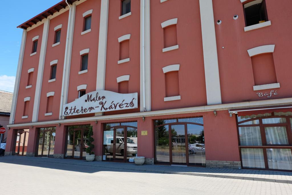 مبيت وإفطار باجة Malom Club Panzio المظهر الخارجي الصورة